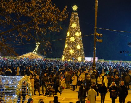 Σε γιορτινό κλίμα η φωταγώγηση του Χριστουγεννιάτικου Δέντρου-Η κεντρική πλατεία γέμισε ξανά ζωή